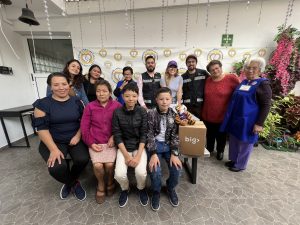 Fundación Proayuda a Niños con Cáncer Luz de Vida Tal como lo explican sus directores, esta institución fue creada en 1996 por padres de niños con cáncer que se conocieron en la sala de quimioterapia y se atrevieron a soñar con una mejor calidad de vida para sus pequeños. Por casi 30 años han apoyado a más de 2 mil familias a través de distintos programas y sin importar el diagnóstico o estado de la enfermedad. Esto ha hecho que se hayan posicionado a nivel nacional como una de las fundaciones más activas y solidarias.